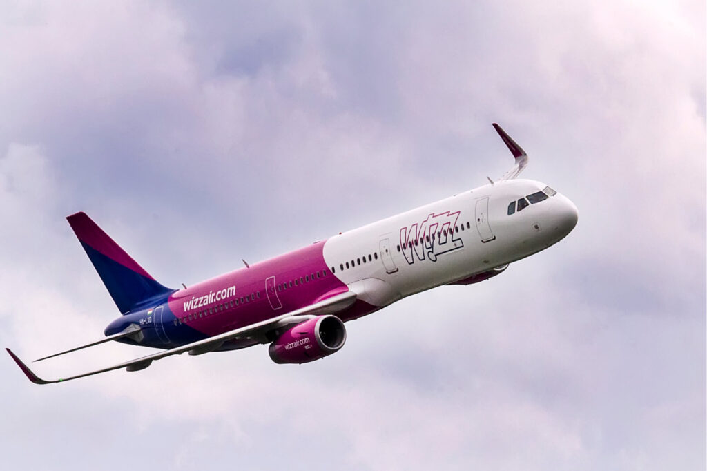 wizz_air_airbus_a321_flies_over_budapest.jpg