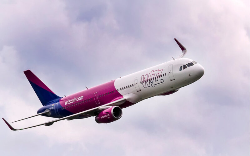 wizz_air_airbus_a321_flies_over_budapest.jpg