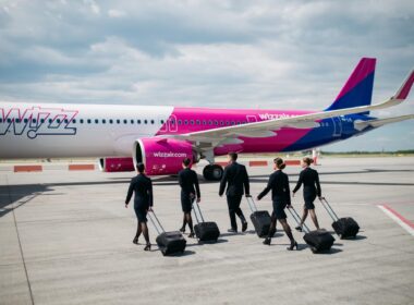 wizz_air_crew_walk_towards_an_aircraft.jpg